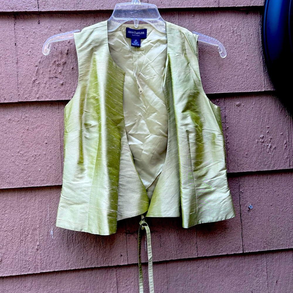 Ann Taylor Green Sleeveless 100% silk light green Blouse.